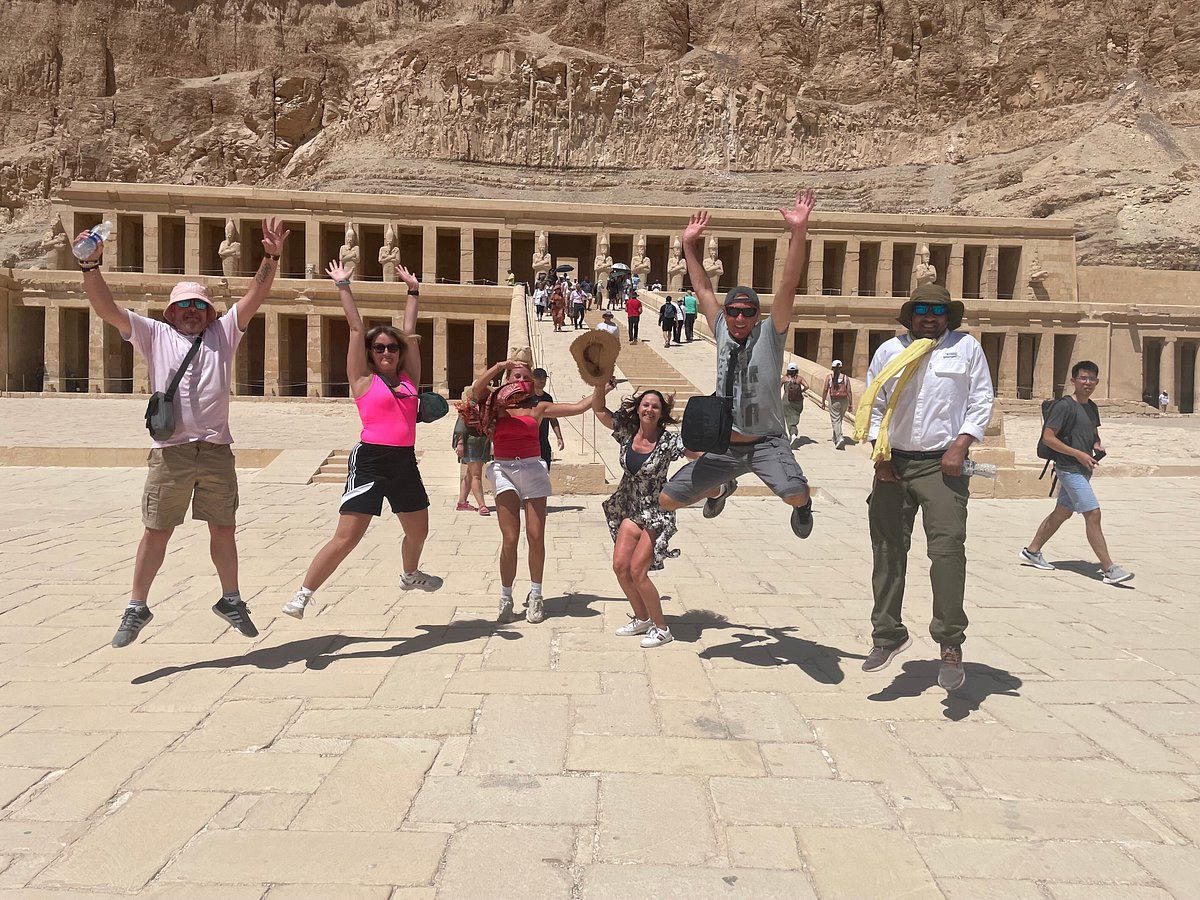 Viajantes felizes a saltar em frente ao Templo de Hatshepsut, em Luxor